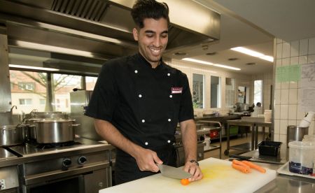 Zur Ausbildung als Hotelfachmann gehört auch die Zubereitung von kleinen Speisen: Dawood Iqbal bei seiner Arbeit im Hotel (Foto: Amt für Presse- und Öffentlichkeitsarbeit, Kreis Paderborn, Anna-Sophie Schindler)